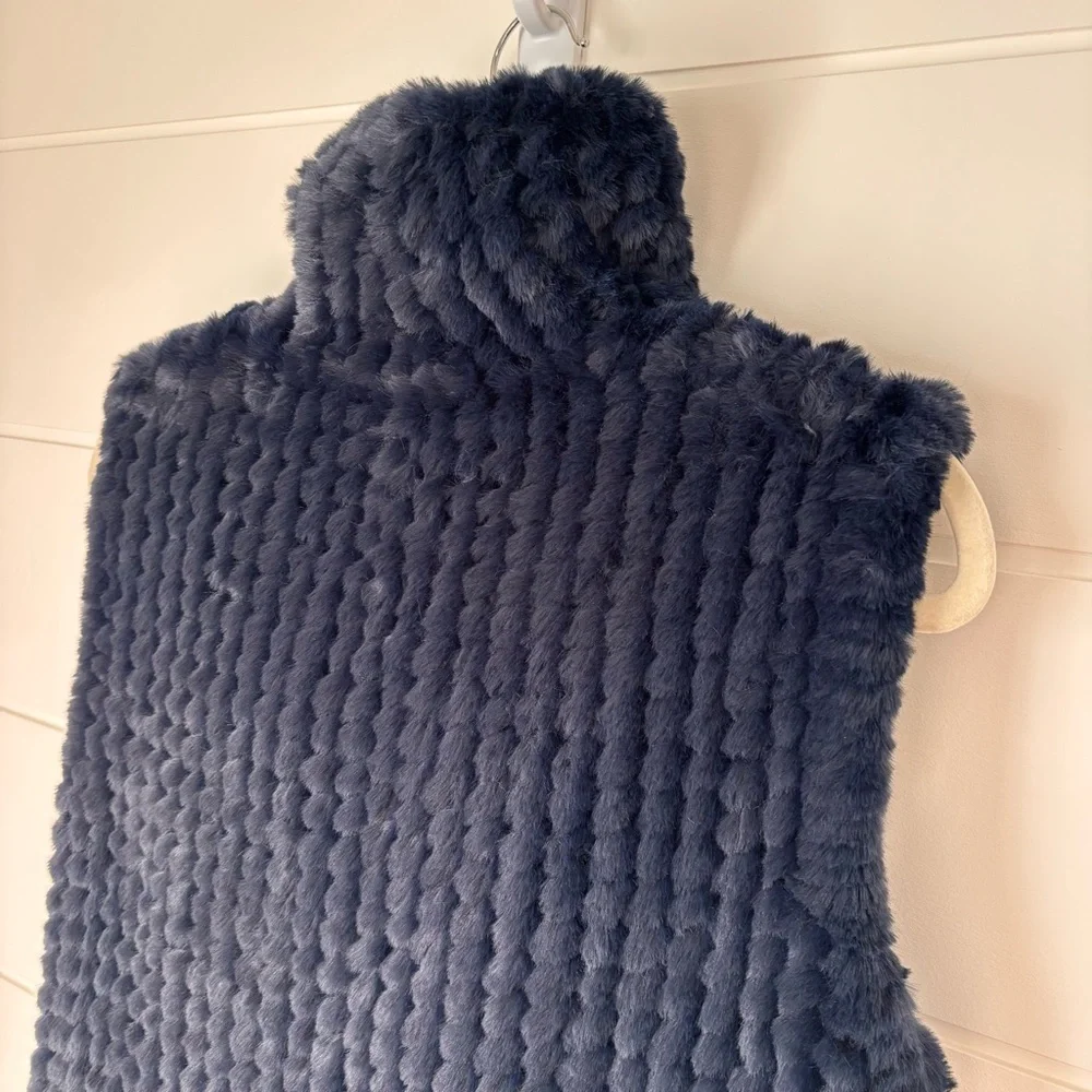 Dolce Cabo los angelos Women's Blue Faux Fur Sweater Vest Size Medium - Picture 13 of 17